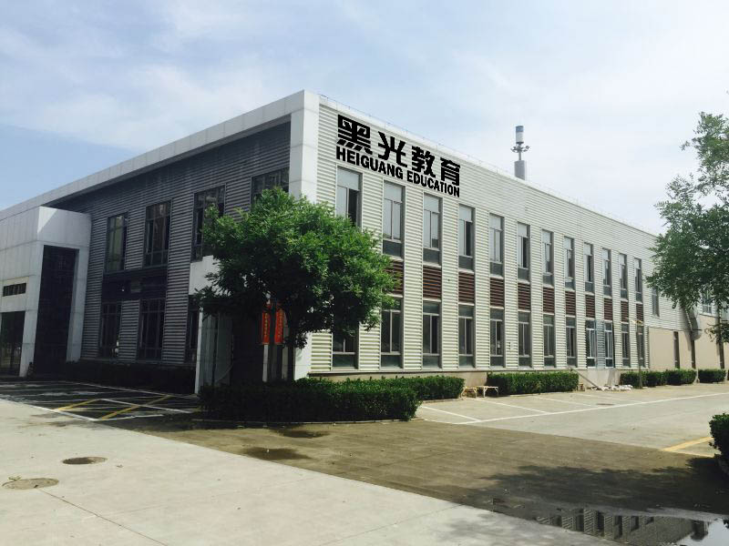 黑光教育新校區風(fēng)冷模塊水機安裝